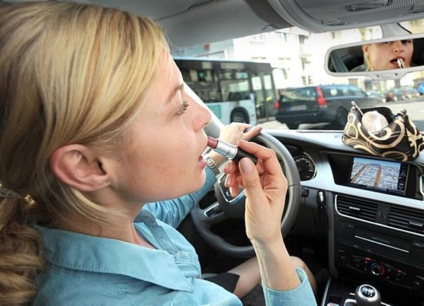 Mit rechts wird geschminkt, die linke Hand hält den Kaffeebecher - und wer fährt? Der morgendliche Leichtsinn kann teuer werden. Foto: Allianz/News-Reporter.NET 